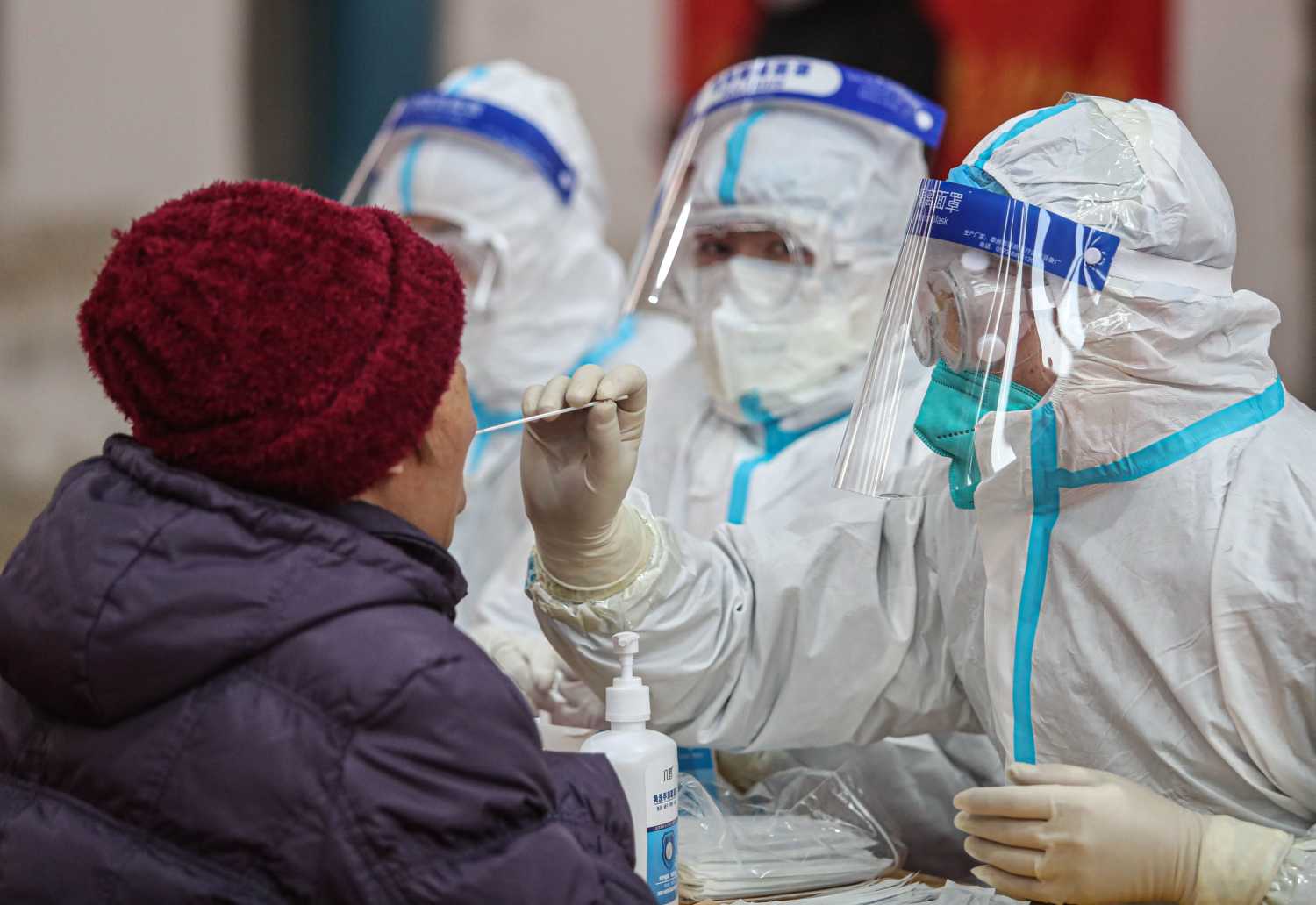 Medical workers collect throat swab from residents in Shenyang city, northeast China¡¯s Liaoning province, 11 January 2021.   fachaoshiNo Use China. No Use France.