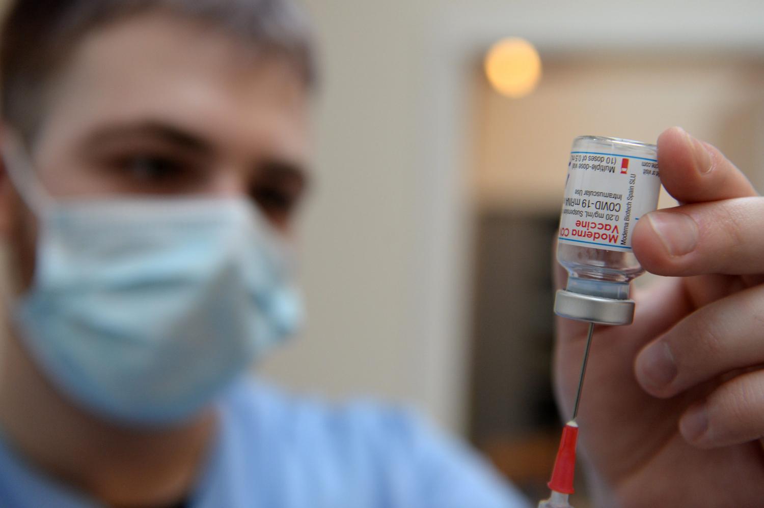 A medical worker prepares a syringe with a dose of the Moderna COVID-19 vaccine at a vaccination center in Brussels as part of the coronavirus disease (COVID-19) vaccination campaign in Belgium, February 2, 2021. REUTERS/Johanna Geron