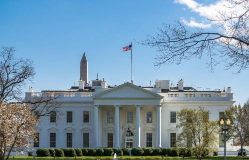 The White House in Washington DC The White House with the flag in the afternoon Washington USA *** Das Weiße Haus in Washington DC Das Weiße Haus mit der Flagge am Nachmittag Washington USA Copyright: xChristianxOffenbergx No Use Switzerland. No Use Germany. No Use Japan. No Use Austria