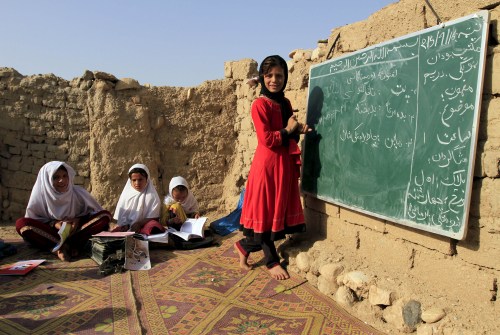 Afghan girls study at an open area, founded by Bangladesh Rural Advancement Committee (BRAC), outside Jalalabad city, Afghanistan September 16, 2015.  REUTERS/Parwiz