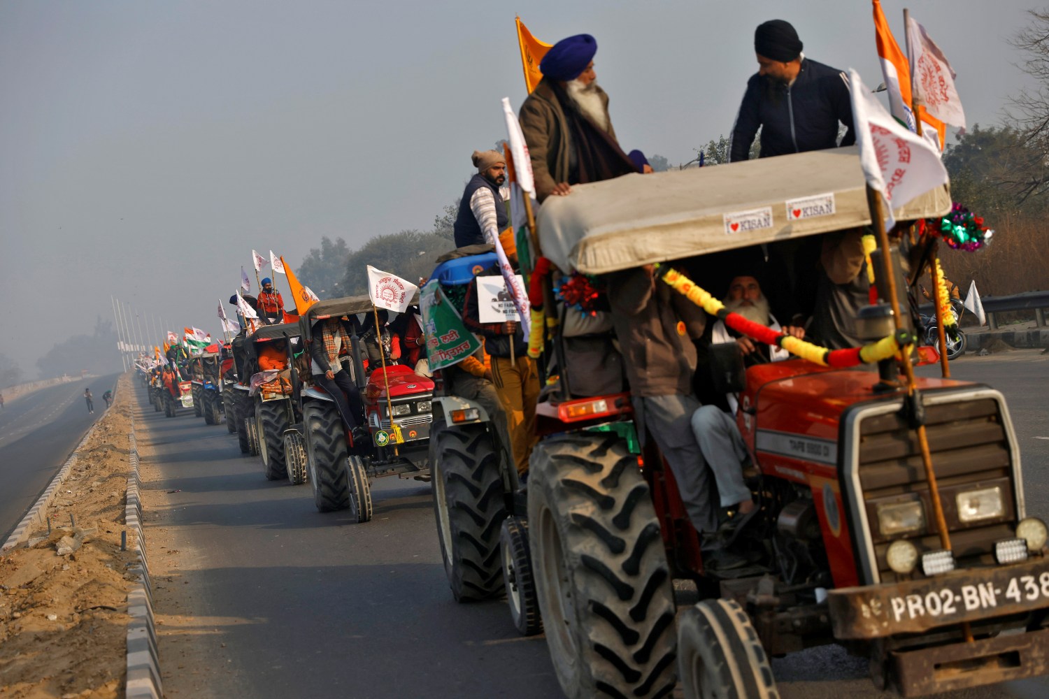 Farmers take part in a tractor rally to protest against farm laws on the occasion of India's Republic Day in Delhi, India, January 26, 2021. REUTERS/Danish Siddiqui