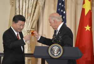 Chinese President Xi Jinping (L) and Vice President Joe Biden raise their glasses in a toast during a luncheon at the State Department, in Washington, September 25, 2015. Xi's visit with President Barack Obama is expected to be clouded by differences over alleged Chinese cyber spying, Beijing's economic policies and territorial disputes in the South China Sea.            REUTERS/Mike Theiler