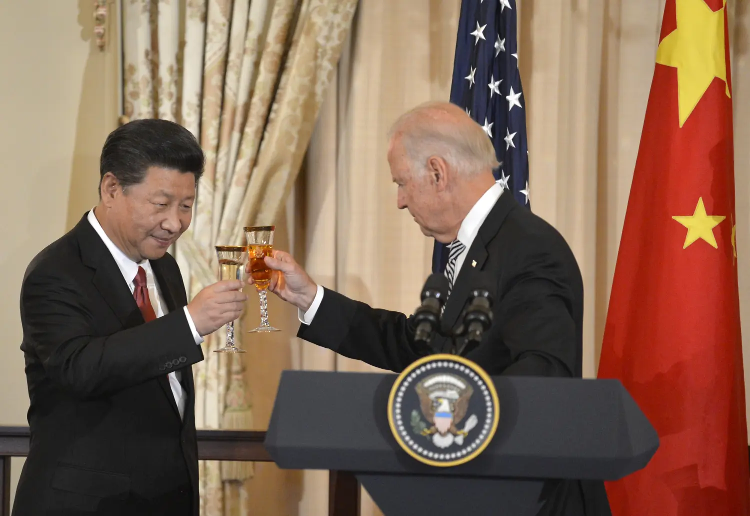 Chinese President Xi Jinping (L) and Vice President Joe Biden raise their glasses in a toast during a luncheon at the State Department, in Washington, September 25, 2015. Xi's visit with President Barack Obama is expected to be clouded by differences over alleged Chinese cyber spying, Beijing's economic policies and territorial disputes in the South China Sea.            REUTERS/Mike Theiler