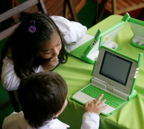 First graders work with XO laptop computers at a public school in Montevideo October 13, 2009. The Uruguayan goverment has provided a low-cost XO to every public school child in the country under the "Plan CEIBAL" program.     REUTERS/Andres Stapff   (URUGUAY POLITICS EDUCATION)