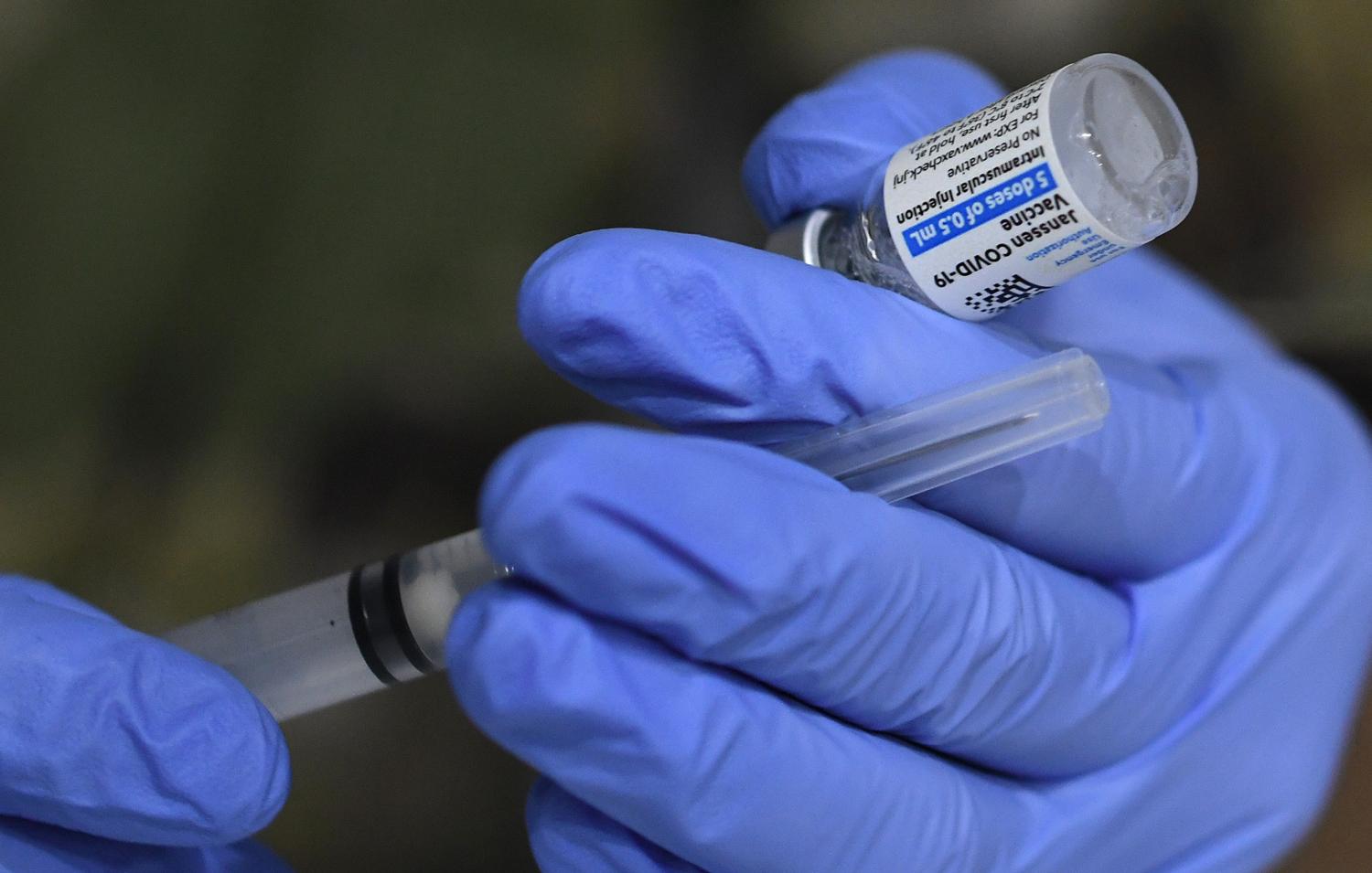 An Army nurse fills a syringe with the Johnson & Johnson vaccine at the FEMA-supported COVID-19 vaccination site at Valencia State College on the first day the site resumed offering the Johnson & Johnson vaccine following the lifting of the pause ordered by the FDA and the CDC due to blood clot concerns.Most patients opted for the Pfizer vaccine which was also available. (Photo by Paul Hennessy / SOPA Images/Sipa USA)No Use Germany.