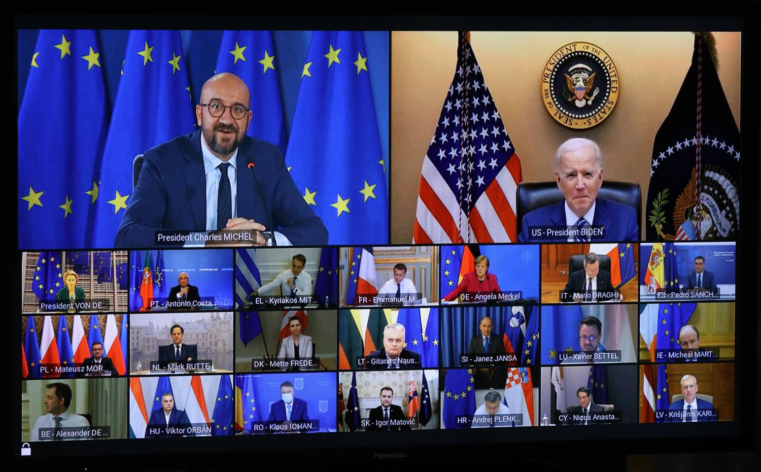 U.S. President Joe Biden (on screen) attends virtual EU Leaders' Summit chaired by President of the European Council Charles Michel (L), in Brussels, Belgium on March 25, 2021. Photo by EU Council.Le président américain Joe Biden (à l'écran) participe au sommet virtuel des dirigeants de l'UE présidé par le président du Conseil européen Charles Michel (à gauche), à Bruxelles, en Belgique, le 25 mars 2021. Photo du Conseil de l'UE.