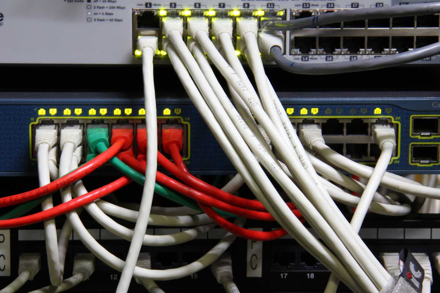 Ethernetserver und Switch arbeiten mit RJ 45 - Working Ethernet Server and switch *** Ethernet server and switch work with RJ 45 Working Ethernet Server and switch PUBLICATIONxINxGERxSUIxAUTxHUNxONLY 1069500167No Use Switzerland. No Use Germany. No Use Japan. No Use Austria