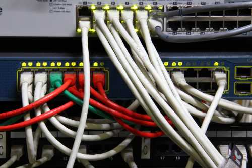 Ethernetserver und Switch arbeiten mit RJ 45 - Working Ethernet Server and switch *** Ethernet server and switch work with RJ 45 Working Ethernet Server and switch PUBLICATIONxINxGERxSUIxAUTxHUNxONLY 1069500167No Use Switzerland. No Use Germany. No Use Japan. No Use Austria