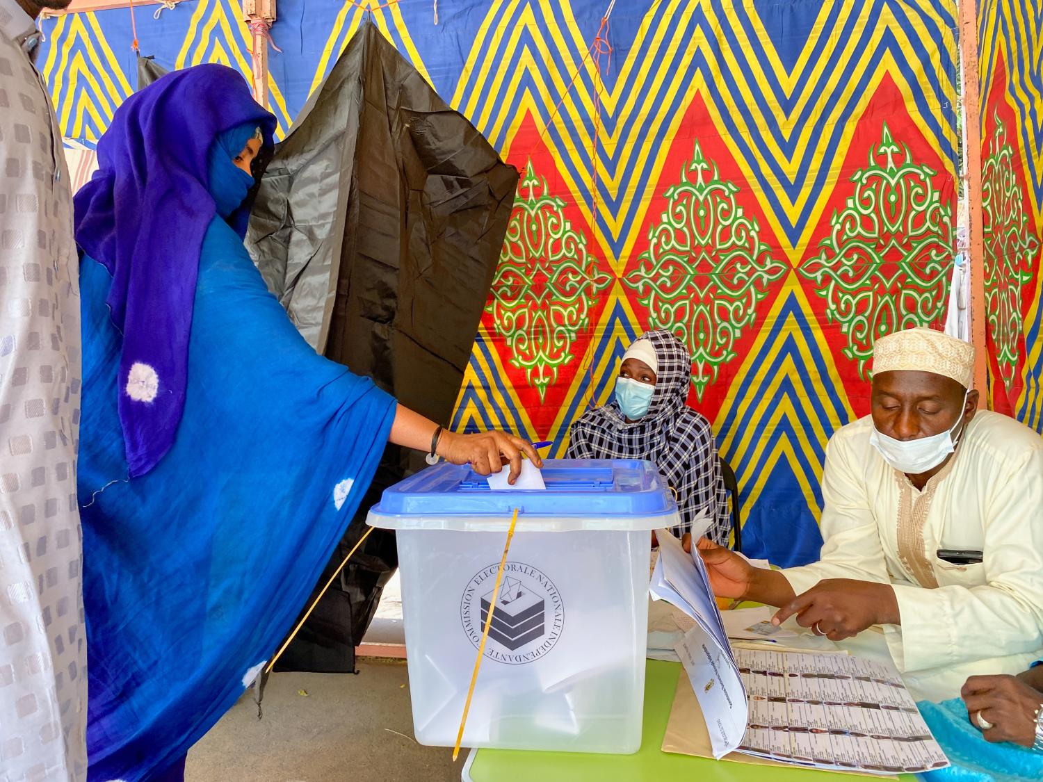 A woman casts her ballot at the pooling station during the presidential election in N'Djamena, Chad April 11, 2021. REUTERS/ Media Coulibaly NO RESALES. NO ARCHIVES