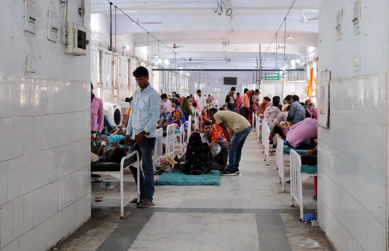 Relatives visit child patients who suffer from acute encephalitis syndrome in a hospital ward in Muzaffarpur, in the eastern state of Bihar, India, June 19, 2019. REUTERS/Alasdair Pal