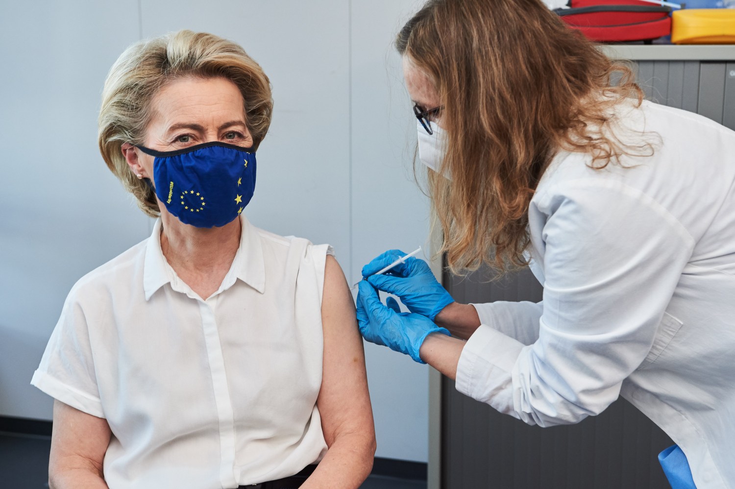 European Commission President Ursula von der Leyen (L) receives her first shot of the Pfizer/BioNTech Covid-19 vaccine.