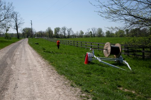 Dave Wallace, an employee of Silica Broadband, pulls fiber to installs internet in Louisville, Kentucky, U.S., April 19, 2021.  REUTERS/Amira Karaoud