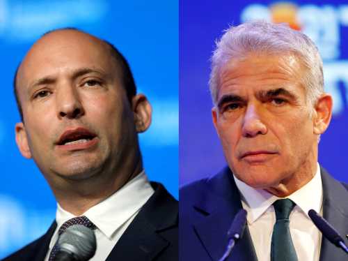 Il ministro dell'istruzione  Naftali Bennett durante un discorso a Gerusalemme il 14 maggio 2018, e il leader di Yesh Atid, Yair Lapid a Tel Aviv, 24 marzo 2021. REUTERS/Ammar Awad/Amir Cohen