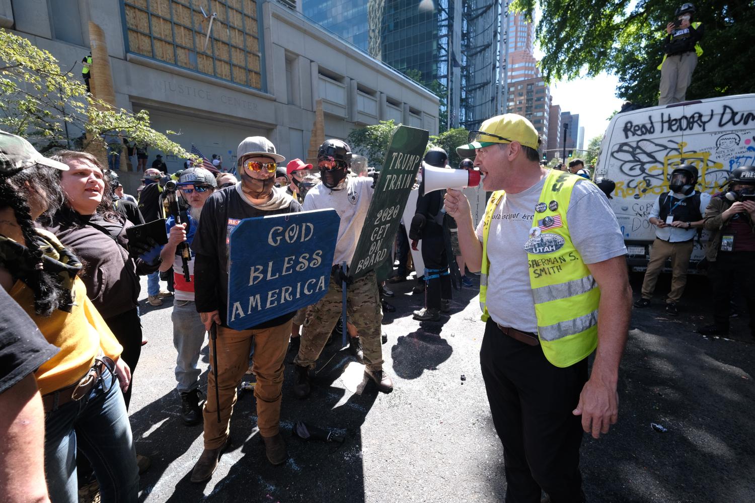 A man confronts Trump supporters with a contingent of far-right sympathizers as they rally in the street outside the Justice Center in Portland, Ore., on August 22, 2020. (Photo by Alex Milan Tracy/Sipa USA)No Use UK. No Use Germany.