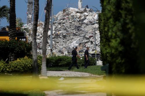 Foto del jueves de las tareas de búsqueda de cuerpos en el edificio Champlain Towers South de Surfside en Miami, FloridaJul 8, 2021. REUTERS/Shannon Stapleton