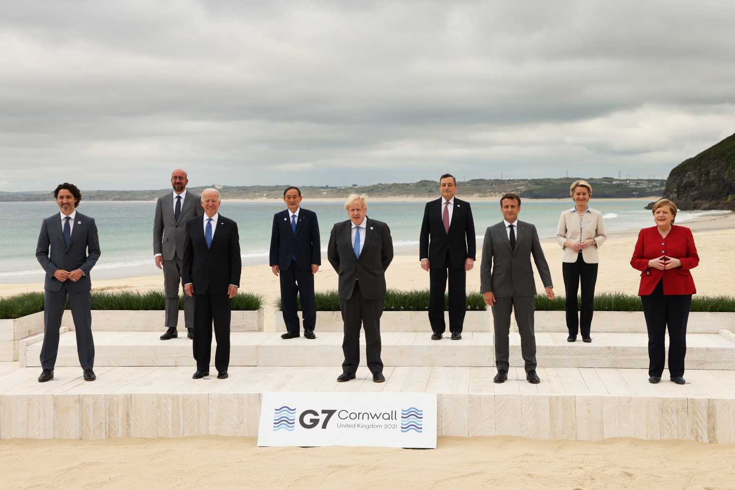 (L to R): Canada's Prime Minister Justin Trudeau, European Council President Charles Michel, U.S. President Joe Biden, Japan's Prime Minister Yoshihide Suga, Britain's Prime Minister Boris Johnson, Italy's Prime Minister Mario Draghi, France's President Emmanuel Macron, European Commission President Ursula von der Leyen and Germany's Chancellor Angela Merkel pose for a family photograph of the G7 summit in Carbis Bay, Cornwall, England on June 11, 2021. ( The Yomiuri Shimbun )