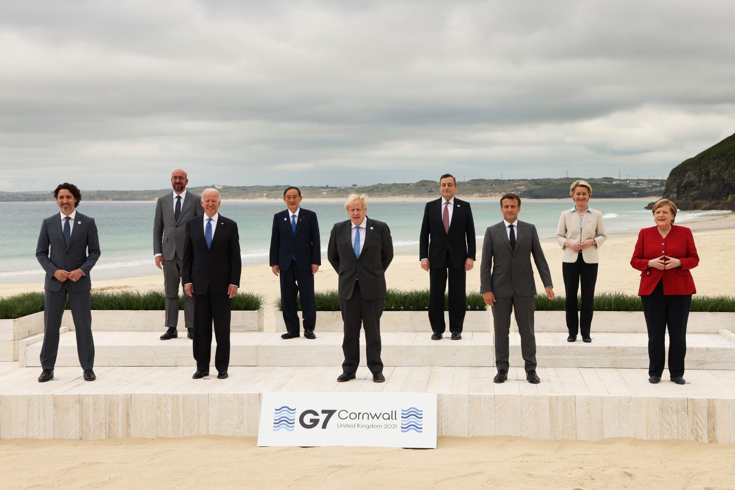 (L to R): Canada's Prime Minister Justin Trudeau, European Council President Charles Michel, U.S. President Joe Biden, Japan's Prime Minister Yoshihide Suga, Britain's Prime Minister Boris Johnson, Italy's Prime Minister Mario Draghi, France's President Emmanuel Macron, European Commission President Ursula von der Leyen and Germany's Chancellor Angela Merkel pose for a family photograph of the G7 summit in Carbis Bay, Cornwall, England on June 11, 2021. ( The Yomiuri Shimbun )