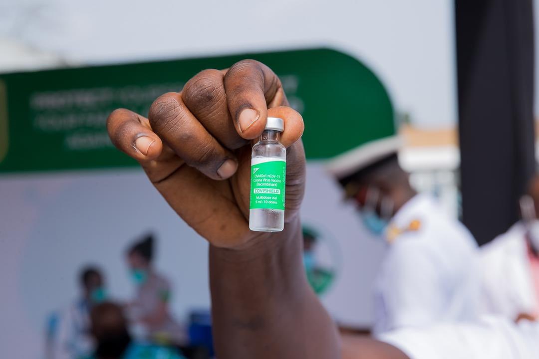 Accra, Ghana.- In the photo taken on March 1, 2021, Ghana kicked off a COVID-19 vaccination campaign with vaccines from the COVAX initiative. Ghana's President Nana Akufo-Addo, Vice President Mahamudu Bawumia, and their spouses took the first doses in the West African country.