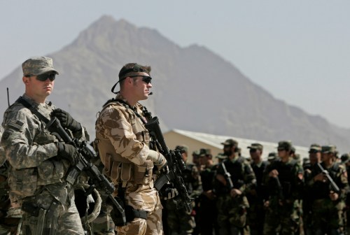 A U.S. and a British soldier with the NATO-led International Security Assistance Force (ISAF) stand guard during the graduation ceremony of an Afghan National Army (ANA) commando in the Rishkhur district on the outskirts of Kabul,  October 10, 2007. REUTERS/Omar Sobhani (AFGHANISTAN)