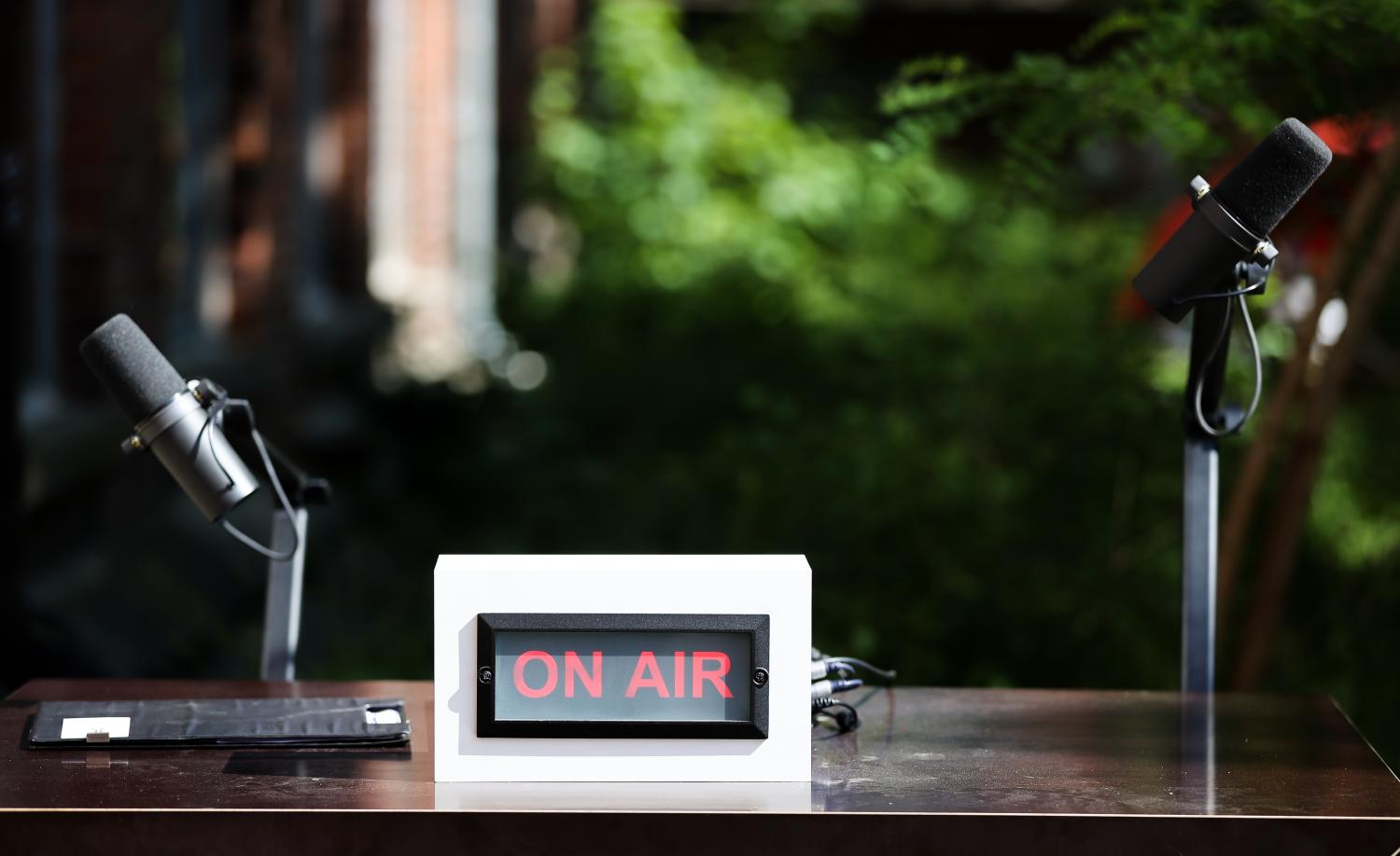 A podcast studio stands on a table at the Medientage Mitteldeutschland.