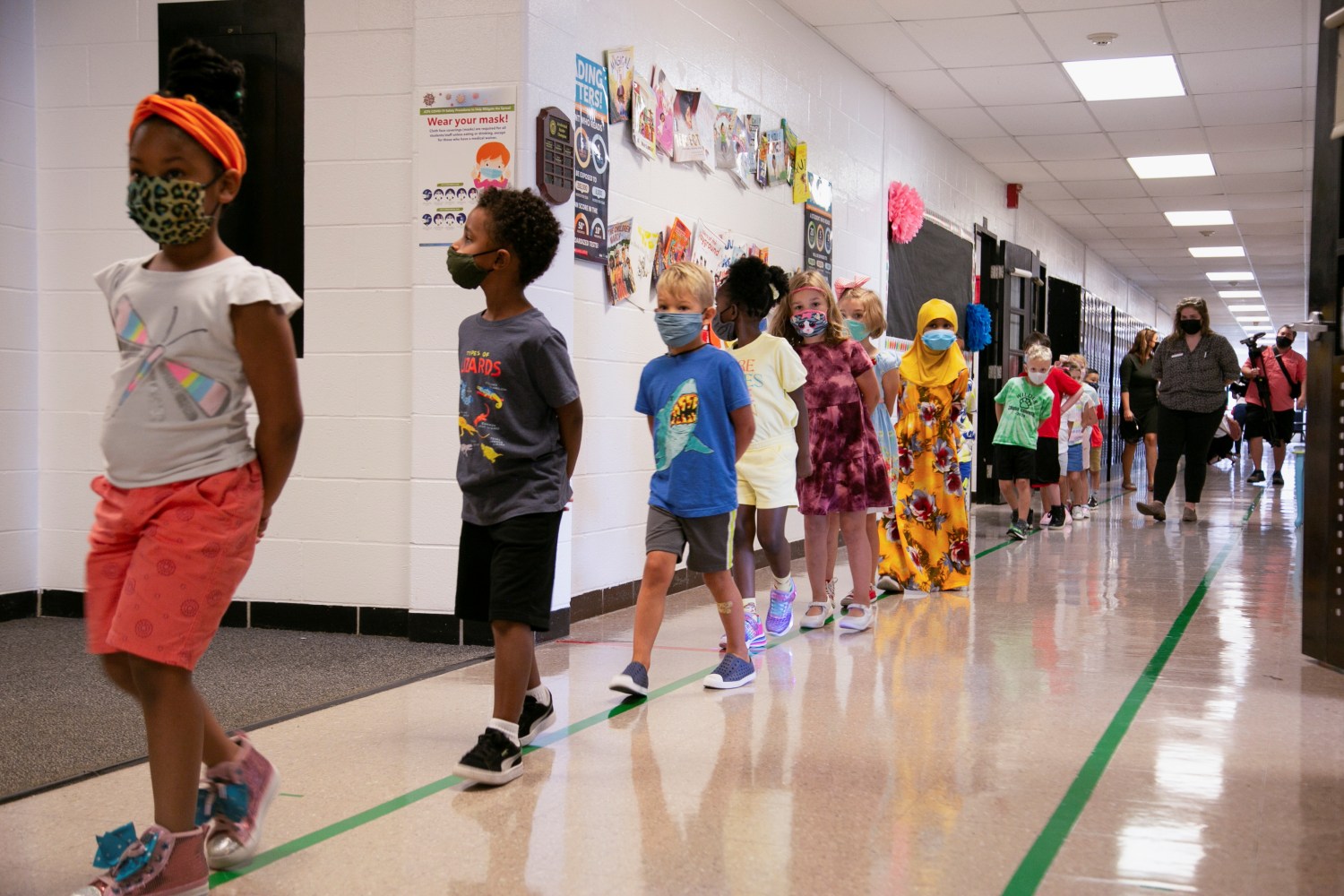 Students walk down the hall way for lunch at Wilder Elementary School in Louisville, KY, Kentucky, U.S., August 11, 2021.  REUTERS/Amira Karaoud