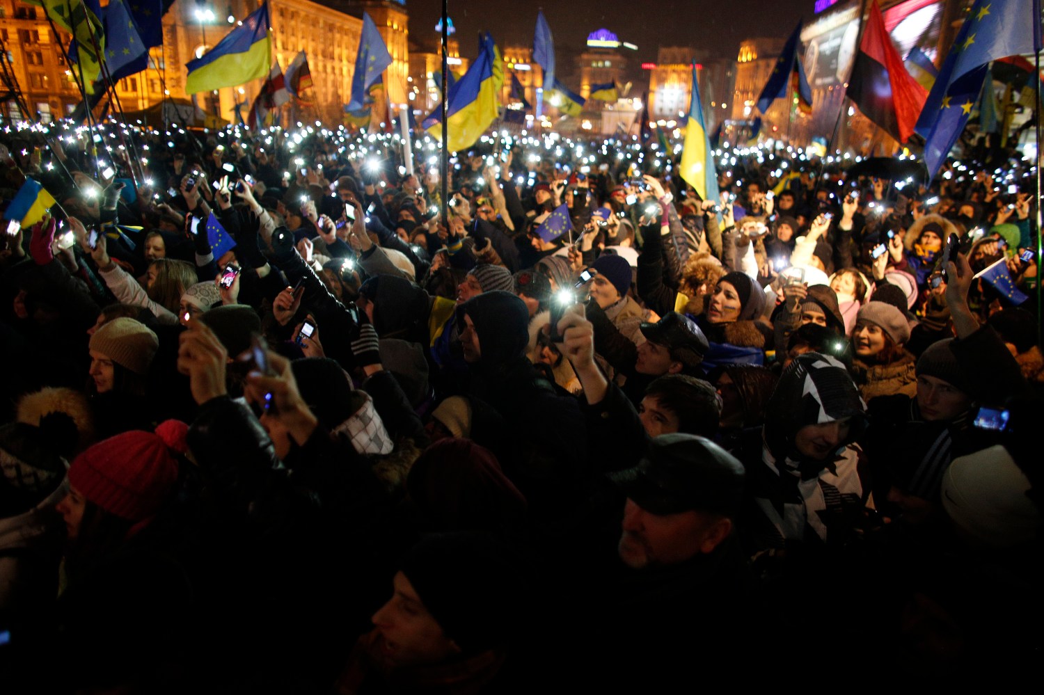 Protesters hold up their mobile phones during a demonstration in support of the EU integration at Independence Square in Kiev November 28, 2013. The European Union told Ukraine it was risking its economic future by rejecting a free-trade deal in favour of closer ties with Russia, hours before a likely frosty encounter on Thursday evening between EU leaders and President Viktor Yanukovich. REUTERS/Stoyan Nenov