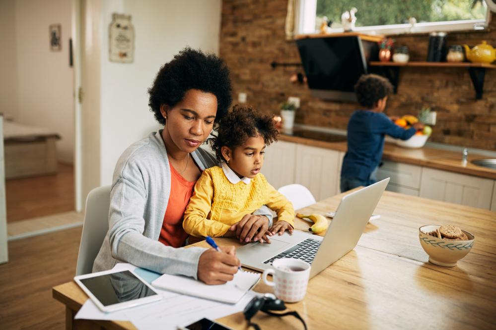 Shutterstock_working mom