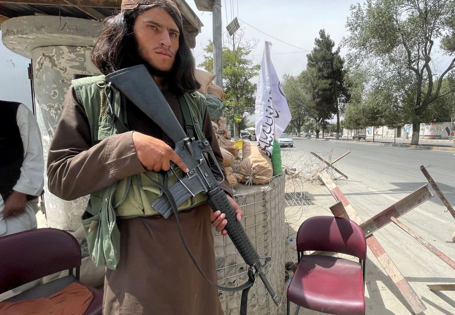A member of Taliban forces keeps watch at a checkpost in Kabul, Afghanistan August 17, 2021. REUTERS/Stringer NO RESALES. NO ARCHIVES