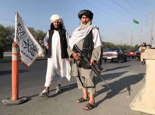 FILE PHOTO: A Taliban fighter holding an M16 assault rifle stands outside the Interior Ministry in Kabul, Afghanistan, August 16, 2021.REUTERS/Stringer/File Photo