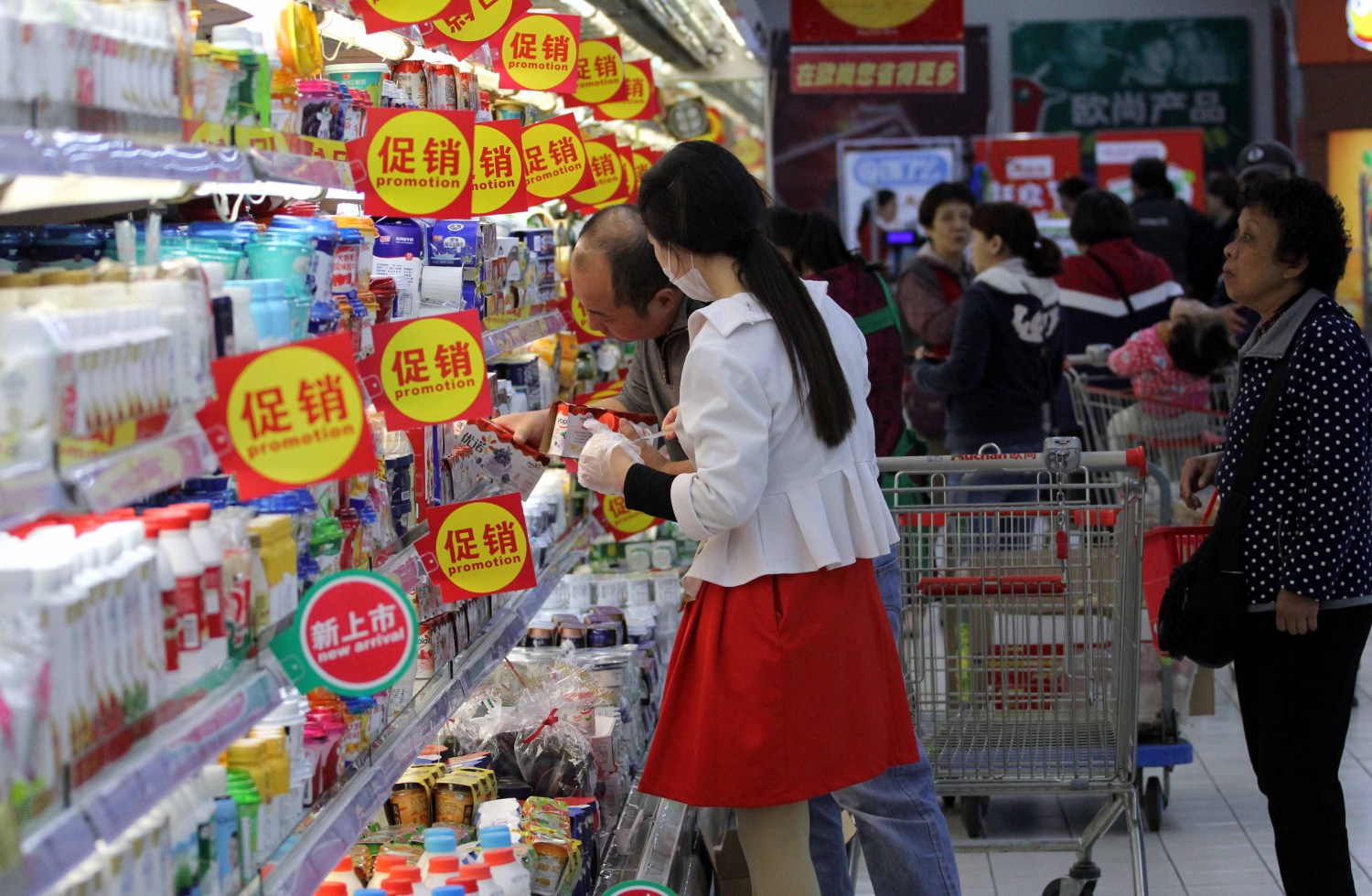 --FILE--Customers shop for dairy products due to discounts at a supermarket in Nanjing city, east China's Jiangsu province, 16 October 2017.Consumers who are anticipating cheaper prices for products during the upcoming Nov 11 shopping festival may not necessarily find them online, a new study said. According to the 2017 China shopping report jointly released by market consultancies Bain & Co and Kantar Worldpanel, the online prices of many product categories are higher than those offered in physical stores, with the biggest price differences seen for toothbrushes, hair conditioners and kitchen cleansing supplies. Jason Yu, general manager of Kantar Worldpanel for Greater China, said the price differences can be largely attributed to the fact that relatively more high-end products are purchased online. "While Chinese consumers used to shop online for low prices in the past, it has been increasingly noticeable in the recent five years that people prefer products that indicate a better lifestyle or entail more added value," he said. As a result, the sales of imported goods, especially food products and personal care products, have risen significantly, he said. "To cater to this trend, leading e-commerce players such as Alibaba and JD.com have upgraded their offerings on their platforms to meet the demand of the rising middle class and younger consumers," he said.No Use China. No Use France.