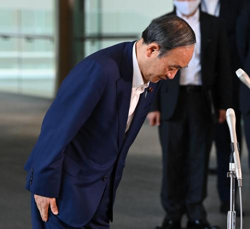 Japan’s Prime Minister Yoshihide Suga bows during speaking to media at the prime minister’s office in Tokyo on September 3, 2021. PM Suga decided not to run for the Liberal Democratic Party (LDP) presidential election. PM Suga will resign prime minister as his term of office expires at the end of this month.   ( The Yomiuri Shimbun )