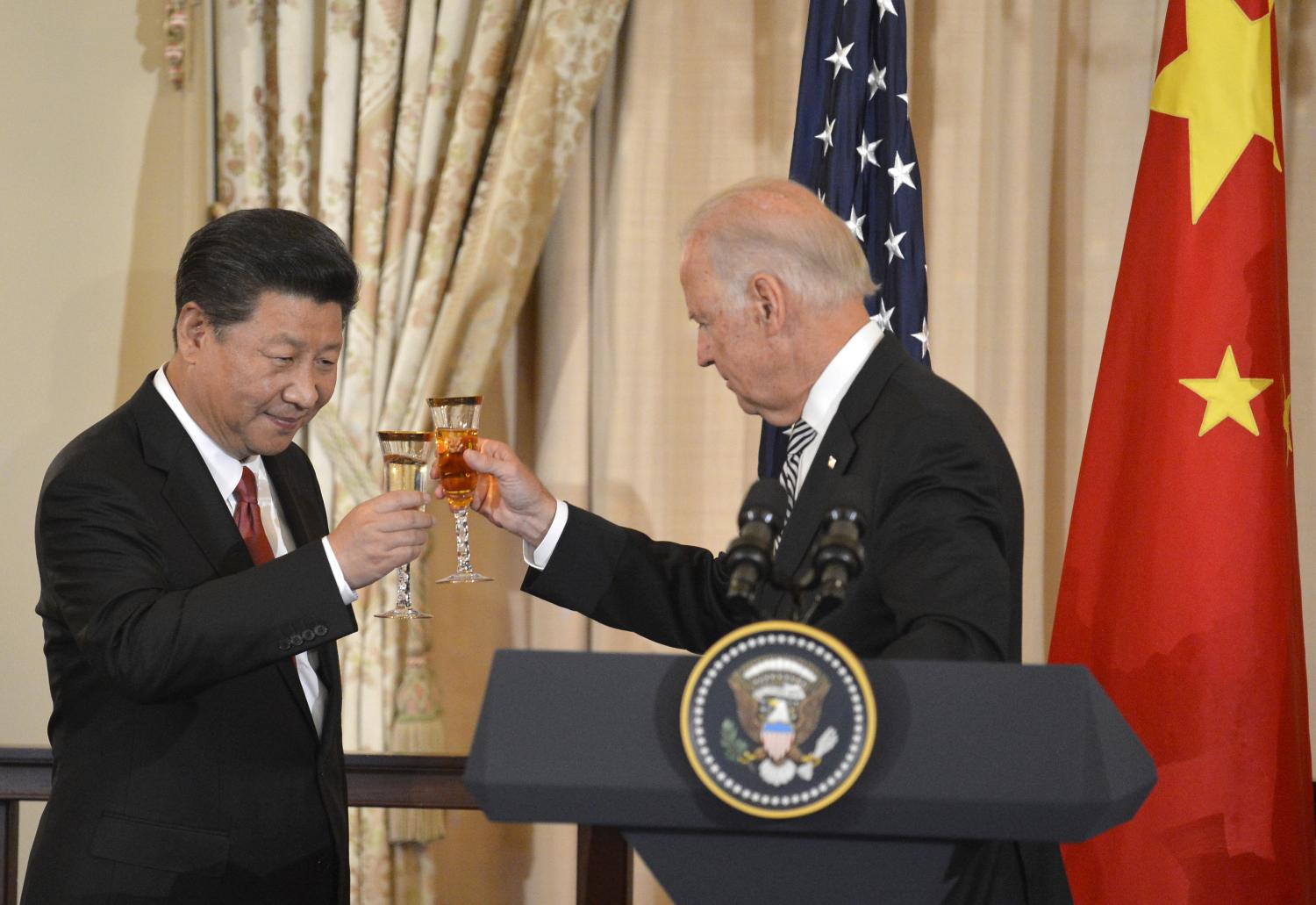 Chinese President Xi Jinping (L) and Vice President Joe Biden raise their glasses in a toast during a luncheon at the State Department, in Washington, September 25, 2015.