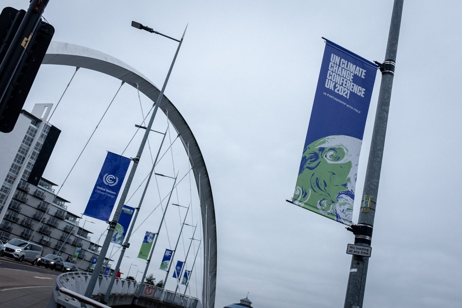 United-Kingdom, Glasgow, 2021-10-16. Banners announcing the COP26 along the river Clyde. The Scottish city is getting ready to host the international event at the end of the month. Photograph by Julien Marsault / Hans Lucas.Royaume-Uni, Glasgow, 2021-10-16. Des affiches annoncent la tenue de la COP26 le long de la riviere Cyde. La ville ecossaise se prepapre a accueillir l evenement qui debutera a la fin du mois. Photographie de Julien Marsault / Hans Lucas.
