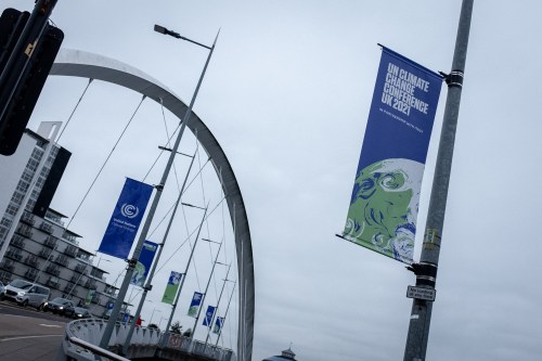 United-Kingdom, Glasgow, 2021-10-16. Banners announcing the COP26 along the river Clyde. The Scottish city is getting ready to host the international event at the end of the month. Photograph by Julien Marsault / Hans Lucas.Royaume-Uni, Glasgow, 2021-10-16. Des affiches annoncent la tenue de la COP26 le long de la riviere Cyde. La ville ecossaise se prepapre a accueillir l evenement qui debutera a la fin du mois. Photographie de Julien Marsault / Hans Lucas.