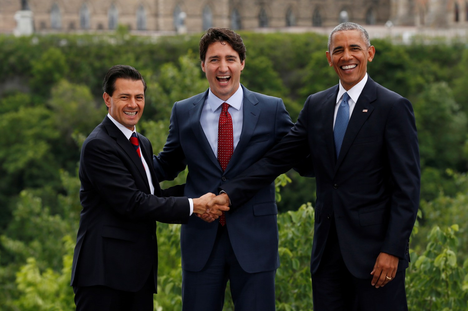 (L-R) Mexico's President Enrique Pena Nieto, Canada's Prime Minister Justin Trudeau and U.S. President Barack Obama pose for family photo at the North American Leaders' Summit in Ottawa, Ontario, Canada, June 29, 2016.