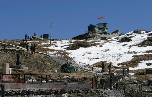Indian army soldiers are seen after a snowfall at the India-China trade route at Nathu-La, 55 km (34 miles) north of Gangtok, capital of India's northeastern state of Sikkim, January 17, 2009. The Nathu-La mountain pass, known as the old silk route, lies at an altitude of 14,200 ft. bordering between India and China and is covered with snow throughout the year. Picture taken January 17, 2009. REUTERS/Rupak De Chowdhuri (INDIA)