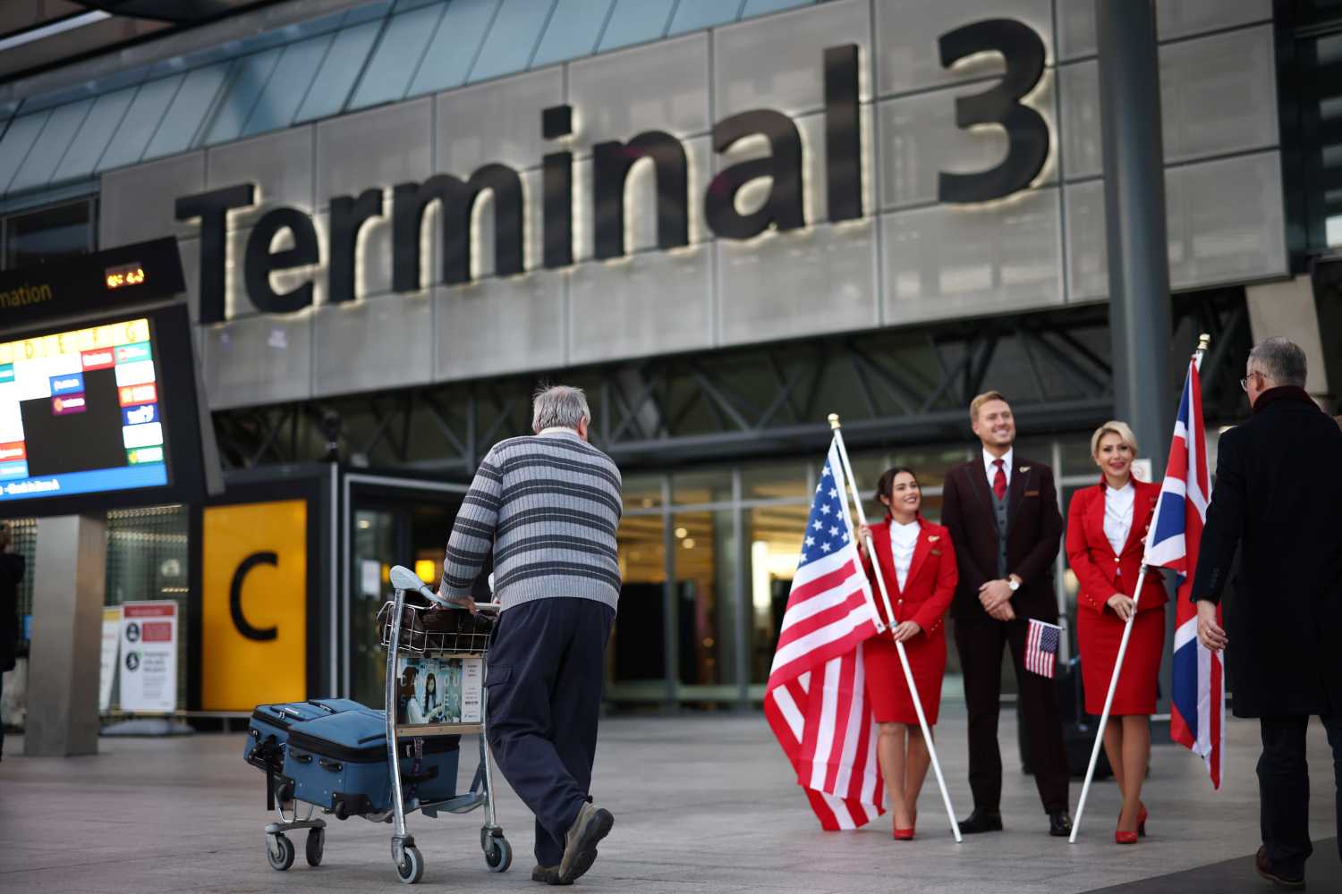 A traveller arrives at Heathrow Airport Terminal 3, following the lifting of restrictions on the entry of non-U.S. citizens to the United States imposed to curb the spread of the coronavirus disease (COVID-19), in London, Britain, November 8, 2021. REUTERS/Henry Nicholls