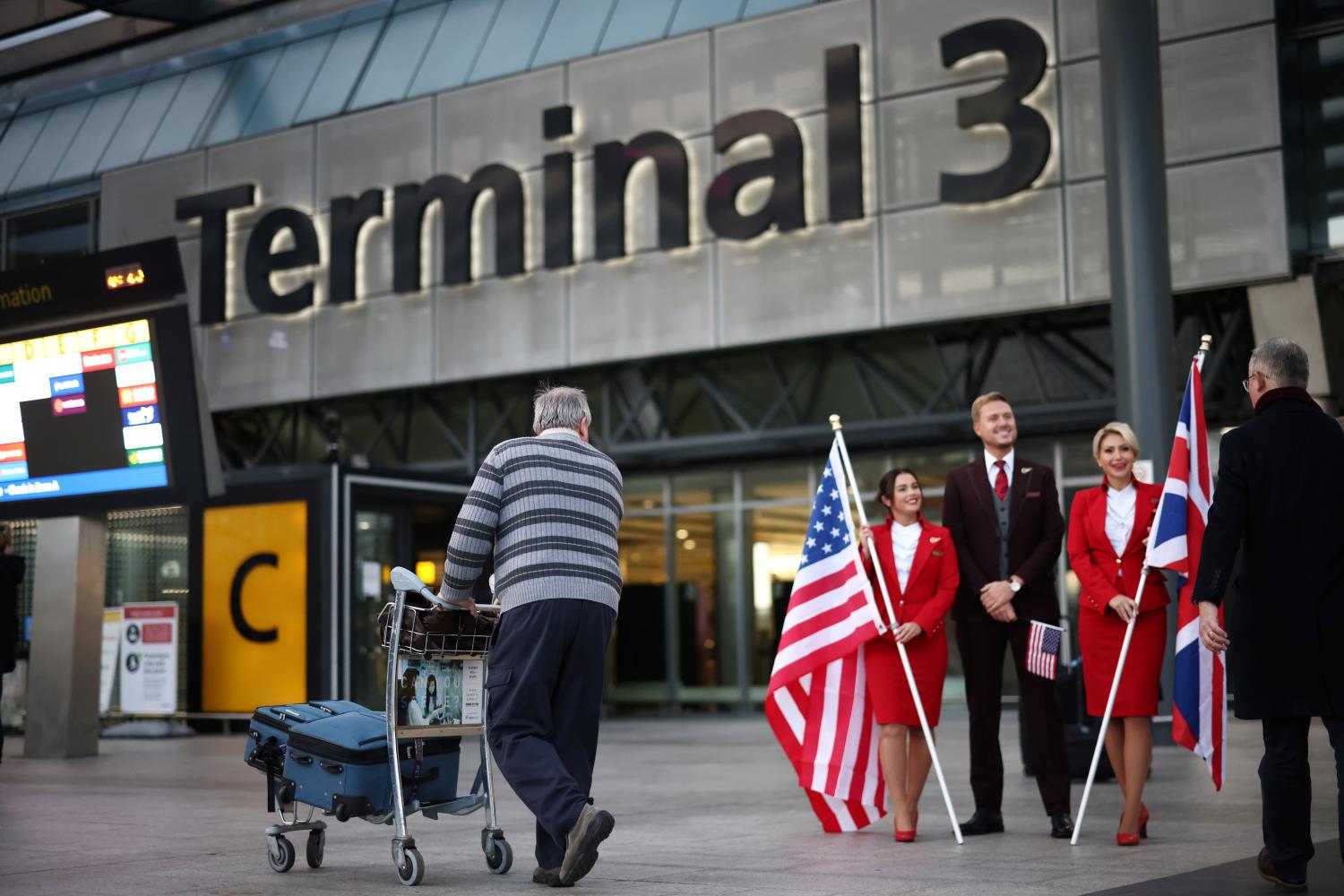 A traveller arrives at Heathrow Airport Terminal 3, following the lifting of restrictions on the entry of non-U.S. citizens to the United States imposed to curb the spread of the coronavirus disease (COVID-19), in London, Britain, November 8, 2021. REUTERS/Henry Nicholls