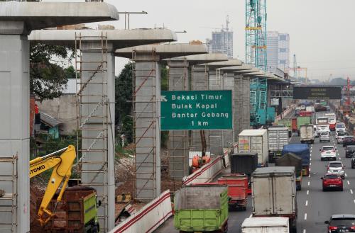 The construction site of a Light Rail Transit (LRT) line is seen along the Jakarta-Cikampek toll road, Bekasi, West Java, Indonesia February 22, 2018 in this photo taken by Antara Foto. Picture taken February 22, 2018. Antara Foto/Risky Andrianto/via REUTERS