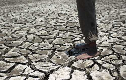 A man stands on the dried ground at the Tisma lagoon wetland park due to drought affecting Tisma town, Nicaragua April 20,2016. REUTERS/Oswaldo Rivas