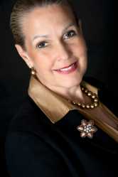 headshot Evelyn Stratton