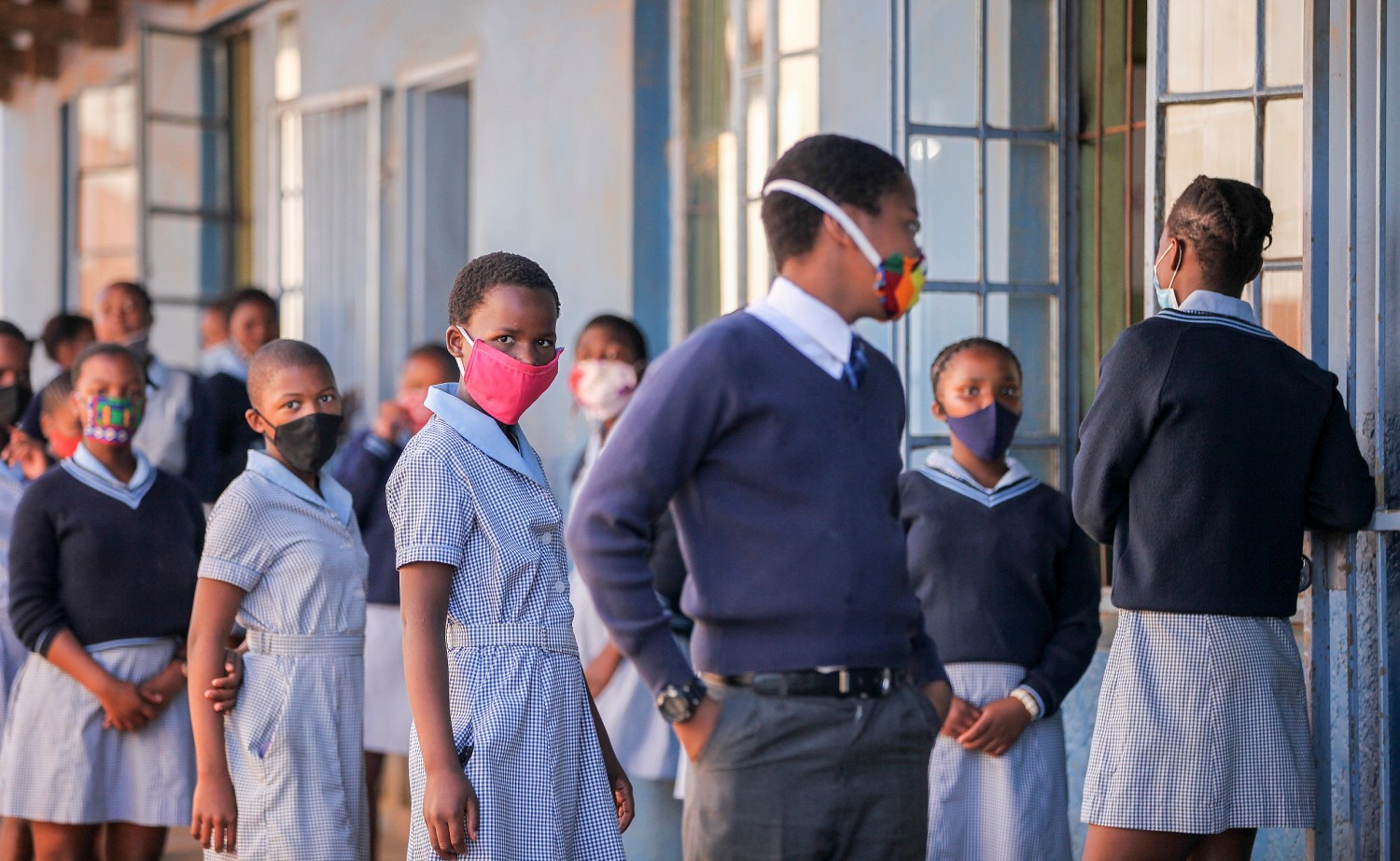 DURBAN, SOUTH AFRICA- Students return to classrooms, amid the easing of quarantine and the gradual opening of the country in Durban, South Africa on June 8, 2020. Since March 19, the beginning of strict confinement decreed by the president Cyril Ramaphosa to combat the covid-19 pandemic, South African schools had been closed. By virtue of a relaxation, this Monday (8) the secondary classes were officially resumed throughout the territory. (NO RESALE)