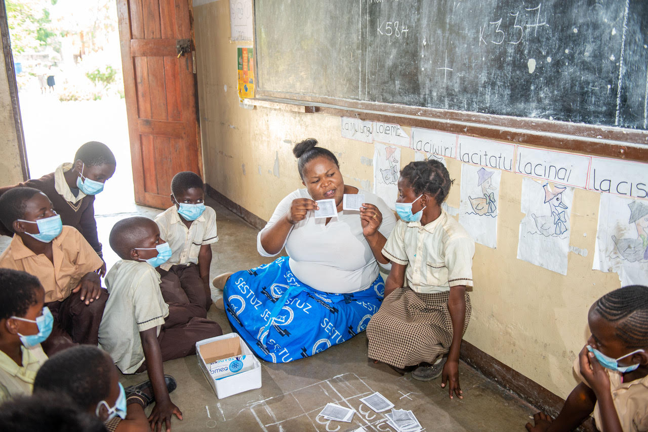 A teacher demonstrates a math activity to the whole class during a Catch Up (TaRL) session in Zambia.