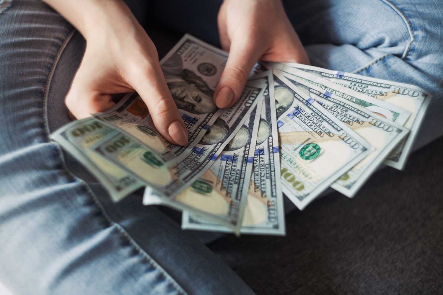 counting 100 dollar bills