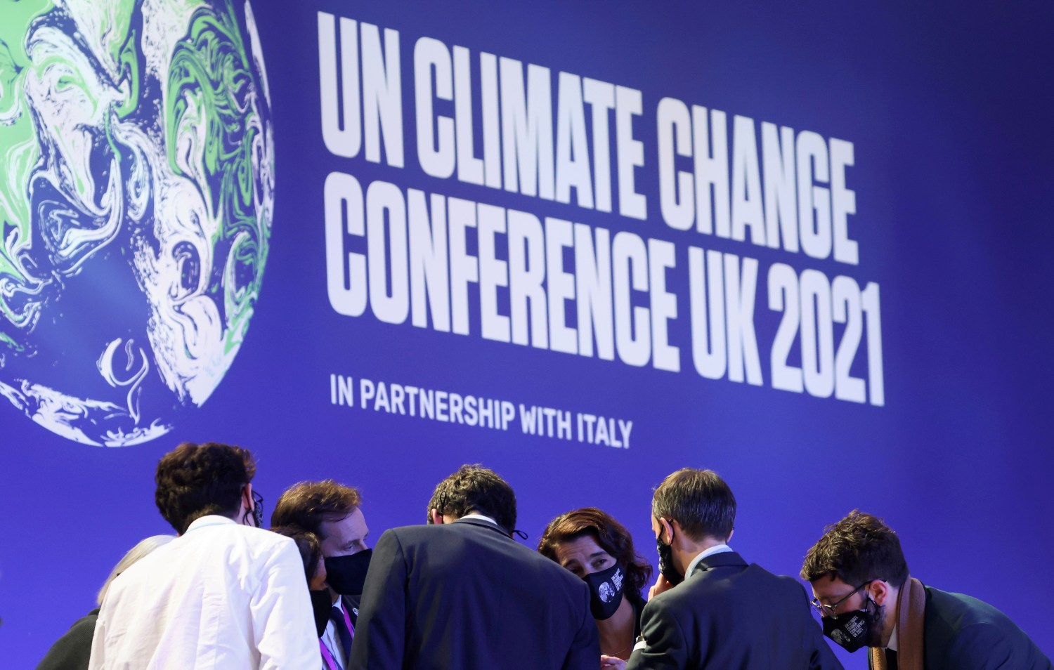 FILE PHOTO: Delegates talk during the UN Climate Change Conference (COP26) in Glasgow, Scotland, Britain November 13, 2021. REUTERS/Yves Herman/File Photo