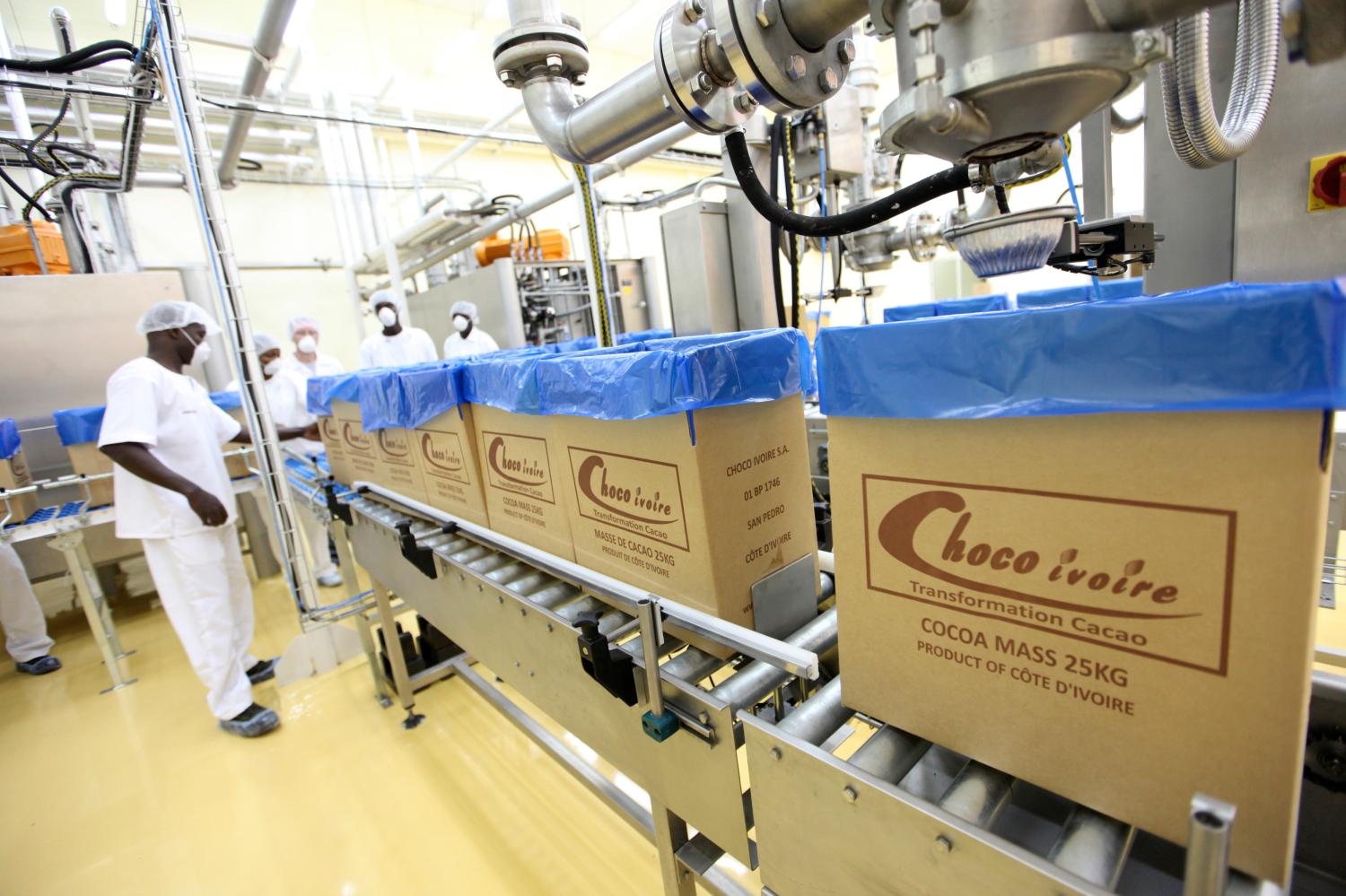 A worker packs cardboard boxes of cocoa liquor at Choco-Ivoire factory in San Pedro October 2, 2010.  A new cocoa grinding factory started operations in Ivory Coast this week, director of export firm SAF Cacao Ali Lakiss told Reuters late on Tuesday, nudging Ivory Coast a step closer to being the world's top grinder.  Picture taken October 2, 2010. To match interview COCOA-IVORYCOAST/FACTORY  REUTERS/Luc Gnago (IVORY COAST - Tags: BUSINESS)