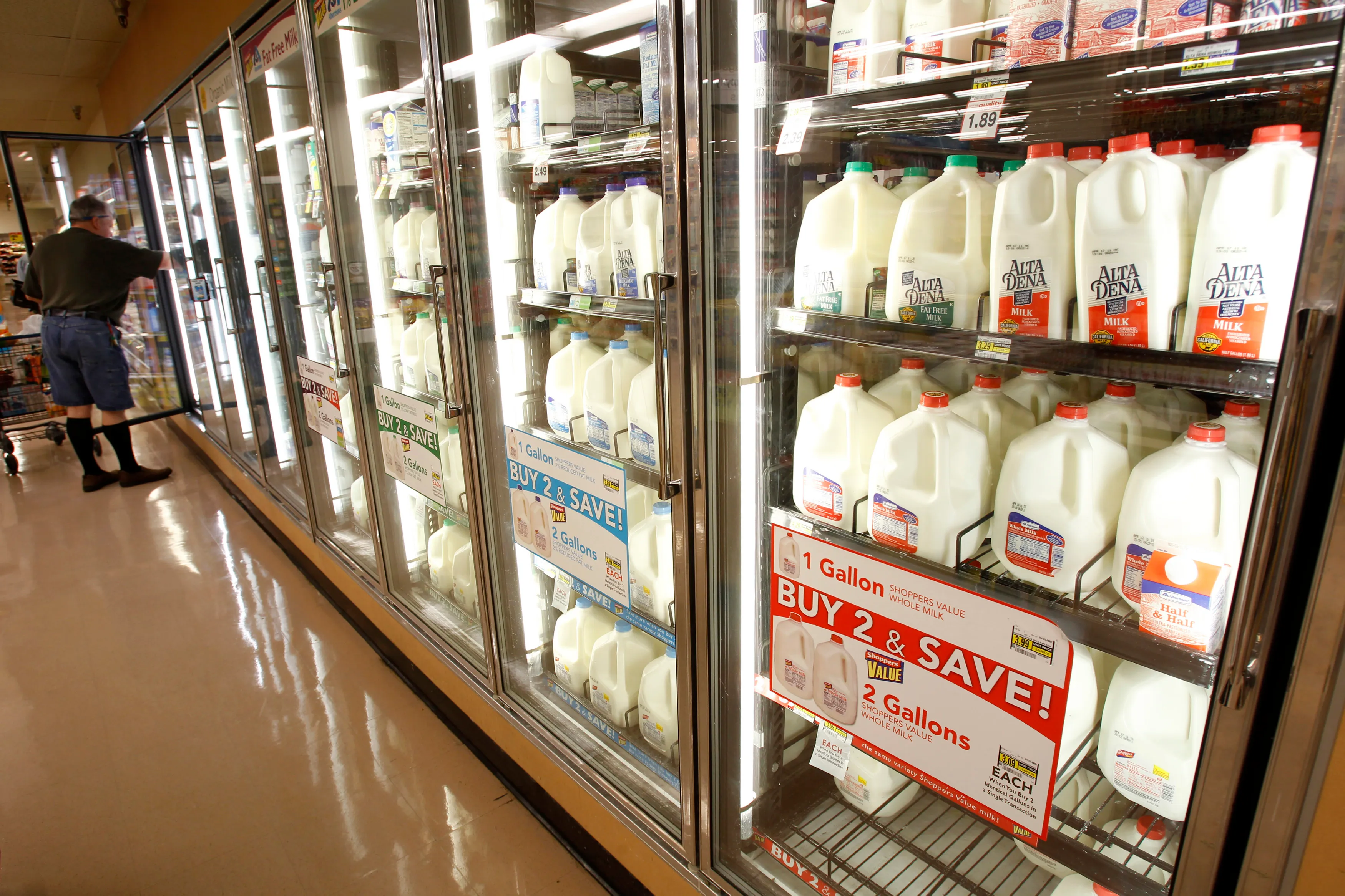 The milk section of a grocery store is pictured in Los Angeles April 7, 2011. On the streets of America, the debate over inflation is over. Prices are too high and rising too fast, many people say. But policy-makers at the U.S. Federal Reserve largely agree that promoting economic growth is still more urgent that constraining a nascent pick-up in consumer prices.   REUTERS/Mario Anzuoni (UNITED STATES - Tags: BUSINESS FOOD)