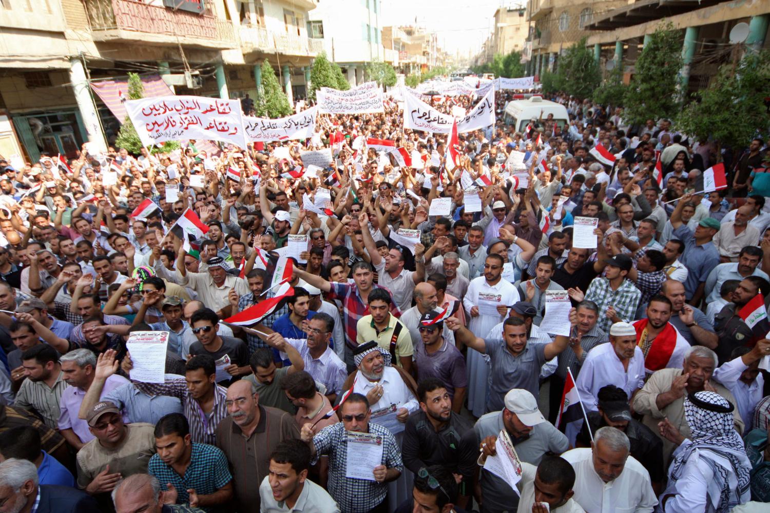 Protesters demand that the pensions of parliamentarians be cancelled during a demonstration in Kerbala, 110 km (68 miles) south of Baghdad, August 31, 2013. Hundreds of protesters took to the streets in Baghdad and central and southern Iraq on Saturday against generous pension payments to lawmakers in a county where many are still struggling to get jobs and basic services.  REUTERS/Mushtaq Muhammed (IRAQ - Tags - Tags: POLITICS BUSINESS EMPLOYMENT SOCIETY CIVIL UNREST)