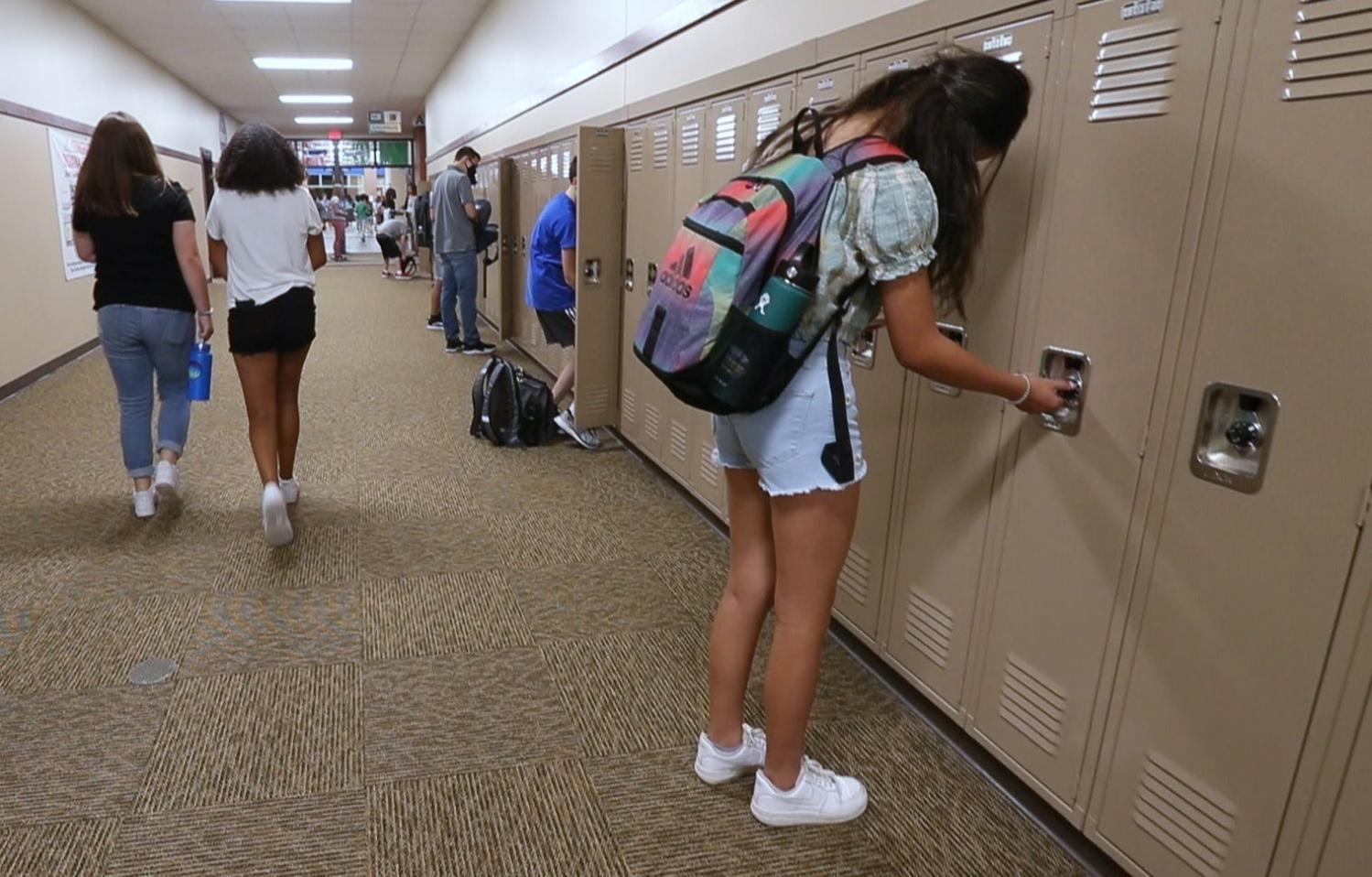 Students check their lockers as they arrive for the first day of the 2021-22 school year Wednesday, Aug. 4, 2021, at HSE Intermediate & Junior High School.Hse Schools Begin Their First Day Of The 2021 22 School Year