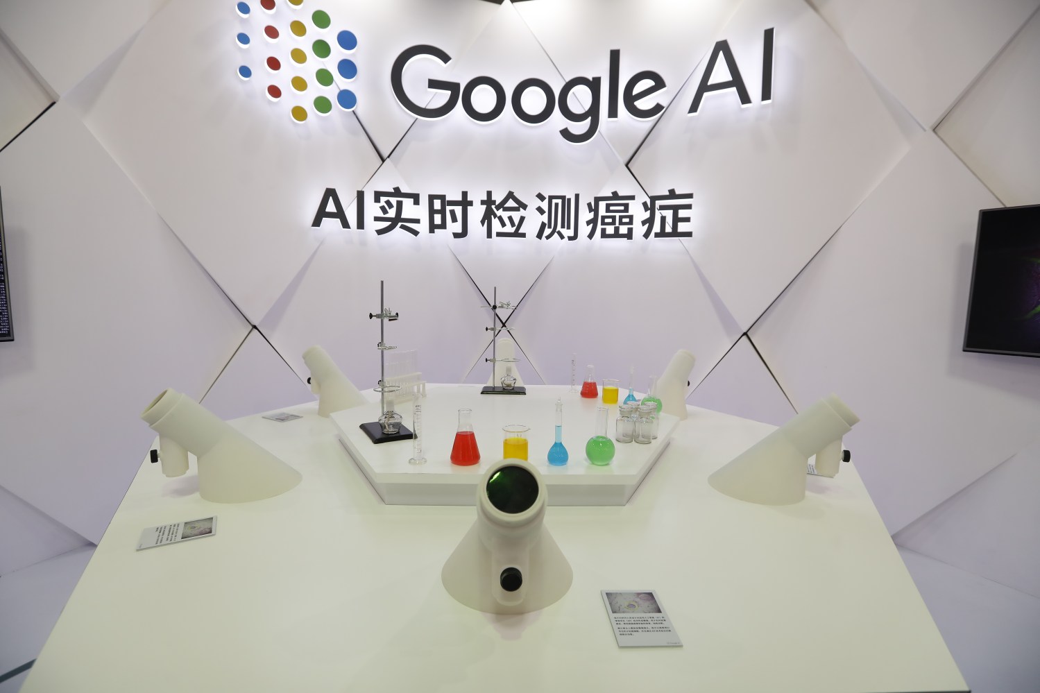 View of the stand for Google's AI technology demonstrates real-time cancer detection before the 2018 World Artificial Intelligence Conference (WAIC) in Shanghai, China, 14 September 2018.The 2018 World Artificial Intelligence Conference will be hold in West Bund, Shanghai from Sept 17 to 19. With the theme of "A new era empowered by artificial intelligence," the conference gathers AI scientists, entrepreneurs and government officials to share their views on the industry. Featuring "sophistication, globalization, specialization and marketization" prominently, the conference will have a main forum, several theme forums and will host innovation competitions as well as exhibitions to show cutting-edge AI technologies, applications and products. More than 150 companies at the forefront of AI will take part in the conference, including Alibaba, Baidu, Tencent, Google and Microsoft. No Use China. No Use France.
